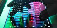 teclado de computador com luzes coloridas   Foto: Getty Images / BBC News Brasil