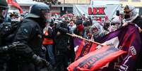 Manifestantes tentaram romper barreira policial  Foto: DW / Deutsche Welle