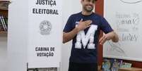 Marçal chegou à escola 5 minutos antes do fechamento das urnas, que encerrou às 17h. O candidato apareceu descalço e vestindo uma camisa com estampa da letra inicial do seu sobrenome  Foto: RENATO S. CERQUEIRA/ATO PRESS/ESTADÃO CONTEÚDO