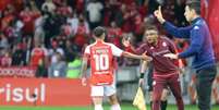  Foto: Ricardo Duarte / Internacional - Legenda: Alan Patrick cumprimenta o técnico Roger Machado / Jogada10