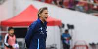 Foto: Marcelo Hernandez/Getty Images - Legenda: Ricardo Gareca conversa com jogadores do Chile / Jogada10