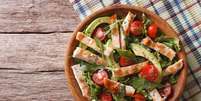 Salada de frango grelhado com abacate  Foto: AS Foodstudio | ShutterStock / Portal EdiCase