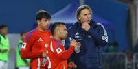 Foto: Marcelo Hernandez/Getty Images - Legenda: Ricardo Gareca durante partida nas Eliminatórias da Copa do Mundo 2026 / Jogada10