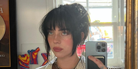 Billie comentou que “não é natural” lidar com o fato de suas decisões estarem sempre estampadas em diversos jornais de notícias  Foto: Reprodução: Instagram/billieeilish