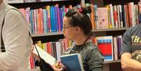 Lucélia Santos aproveitou o tempo na fila de autógrafos para ler trechos de livros  Foto: Sala de TV