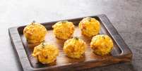 Bolinho de batata e queijo  Foto: AS Foodstudio | Shutterstock / Portal EdiCase