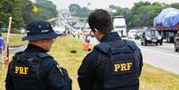 PRF faz o monitoramento de rodovia usada por romeiros com destino a Aparecida do Norte, SP  Foto: BRUNO CASTILHO/ATO PRESS/ESTADÃO CONTEÚDO