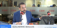 Guilherme Boulos lamenta a ausência de Ricardo Nunes em debate  Foto: Reprodução/CBN