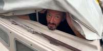 Joseph Malinowski, um homem amputado que vive em um barco ancorado na baía de Tampa, nos Estados Unidos, virou assunto nas redes sociais ao ficar em barco durante furacão  Foto: Reprodução/X