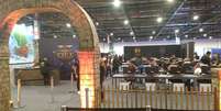 Estande de Path of Exile 2 na BGS 2024, repleto de PCs com o game  Foto: Reprodução / Giuseppe Carrino