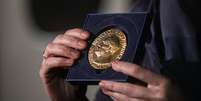 Além do prêmio em dinheiro, os vencedores do Nobel recebem uma medalha de 18 quilates do rei sueco.  Foto: Getty Images