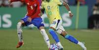 Thomas Galdames, do Chile, disputa o lance com Savinho, do Brasil, durante partida válida pela 9ª rodada das Eliminatórias Sul-Americanas para a Copa do Mundo FIFA 2026, no Estádio Nacional de Chile, em Santiago, nesta quinta-feira, 10. Foto: ANDRES PINA/DIA ESPORTIVO/ESTADÃO CONTEÚDO