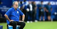 Photo by JUAN MABROMATA/AFP via Getty Images - Legenda: Marcelo Bielsa é o técnico da Seleção do Uruguai Foto: Jogada10