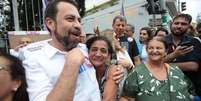 O candidato à Prefeitura de São Paulo, Guilherme Boulos (PSOL) faz carreata de campanha pelas ruas da Freguesia do Ó e Brasilândia, na zona norte de São Paulo, nesta sexta-feira, 11.  Foto: TIAGO QUEIROZ/ESTADÃO CONTEÚDO