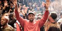 Kanye West em um culto nos Estados Unidos: rapper teve fase bastante religiosa  Foto: Reprodução