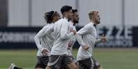  Foto: Rodrigo Coca/Agência Corinthians - Legenda: Quase todo o elenco do Corinthians estava à disposição no treino / Jogada10