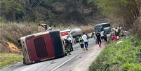 Ônibus com mais de 50 estudantes e monitores tomba e deixa feridos na BR-418, em MG  Foto: Reprodução/CBMG