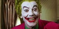 Cesar Romero como Coringa no seriado 'Batman': o bigode foi disfarçado com maquiagem  Foto: Reprodução