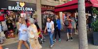 Turistas nos arredores do templo da Sagrada Família, um dos pontos mas visados na cidade Foto: Aline Scarso/BBC / BBC News Brasil