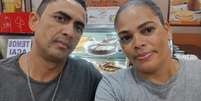 Márcia ao lado do marido na loja Grão Espresso, no Shopping Center Lapa, em São Paulo  Foto: Arquivo Pessoal