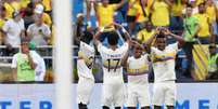  Foto: Gabriel Aponte/Getty Images - Legenda: Jogadores da Colômbia celebram o primeiro gol diante do Chile / Jogada10