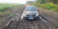 Ao tentar escapar de carro, suspeito acabou atolando na lama, o que o forçou a abandonar o veículo e seguir a pé   Foto: Divulgação/PM