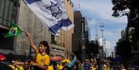 Bandeiras de Israel eram vendidas por R$ 50 na avenida Paulista  Foto: Reuters / BBC News Brasil