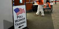Trabalhadores eleitorais supervisionam a vota&ccedil;&atilde;o antecipada em uma se&ccedil;&atilde;o eleitoral em Marietta, Ge&oacute;rgia, EUA, 15 de outubro de 2024.   Foto: REUTERS/Jayla Whitfield-Anderson
