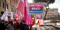 Manifesta&ccedil;&atilde;o em apoio &agrave; maternidade por meio de barriga de aluguel, em Roma  Foto: REUTERS/Guglielmo Mangiapane
