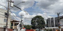 Enel disse que reforçou equipes em campo após apagão deixar mais de 2,1 milhões de imóveis sem luz na sexta-feira  Foto: Werther Santana/Estadão