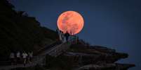 Pessoas se reuniram para observar a superlua perto de Bondi Beach, em Sydney, na Austrália (arquivo)  Foto: Getty Images / BBC News Brasil