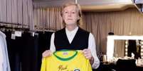 Foto: Reprodução - Legenda: Paul McCartney ganha camisa da Seleção Brasileira autografada por Pelé / Jogada10