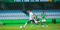 Foto: Luís Henrique Lisbôa/Coritiba - Legenda: Ruan cobra pênalti e marca para o Coritiba,. Mas, no fim, o Palmeiras leva a melhor: 3 a 2 neste duelo pela Copa do BR Sub-20 / Jogada10