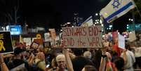 Manifestantes em Tel Aviv pedem fim do conflito entre Israel e Hamas após a morte de Yahya Sinwar  Foto: DW / Deutsche Welle