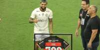  Foto: Lucas Bayer/Jogada10 - Legenda: Gabigol recebe a camisa com número 300 / Jogada10