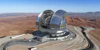 Ilustração do Extremely Large Telescope (ELT), atualmente em construção no topo de uma montanha no Deserto do Atacama, Chile: espelho principal será o maior em operação no mundo, permitindo aos astrônomos ver mais longe e com mais nitidez do que os telescópios atuais ESO, CC BY  Foto: The Conversation