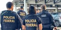 Além do mandado de prisão preventiva, agentes cumpriram um mandado de busca e apreensão na casa do suspeito  Foto: Polícia Federal / Perfil Brasil