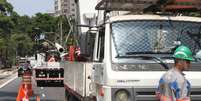 Equipes trabalham na manutenção de fios e postes na Avenida Vereador José Diniz, em São Paulo, no dia 17 de outubro de 2024.  Foto:  RENATO S. CERQUEIRA/ATO PRESS/ESTADÃO CONTEÚDO