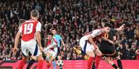  Foto: Shaun Botterill/Getty Images - Legenda: Gabrel Martinelli chuta para fazer o gol do Arsenal sobre o Shakhtar Donestk, pela Champions / Jogada10