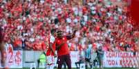  Foto: Ricardo Duarte / Internacional - Legenda: Luis Otávio em seus primeiros minutos como profissional do Inter / Jogada10