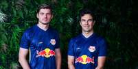 Sergio Pérez e Max Verstappen foram modelos no lançamento da nova camisa do Red Bull Bragantino.  Foto: Divulgação/ Red Bull / Estadão