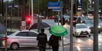 Chuva ao longo de toda a quarta-feira em São Paulo vem acompanhada de dia abafado. Previsões meteorológicas alertam para risco de alagamento e queda de árvores.  Foto: Tiago Queiroz/Estadão / Estadão