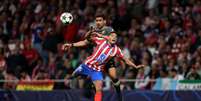  Foto: Florencia Tan Jun/Getty Images - Legenda: Benjamin Andre, do Lille, luta com Molina, do Atlético de Madrid, em jogo pela Champions. Franceses vencem por 3 a 1 / Jogada10