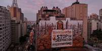 Mural gigante em São Paulo do artista Mundano usa cinzas de incêndios em protesto contra desmatamento 21/10/2024  Foto: REUTERS/Amanda Perobelli