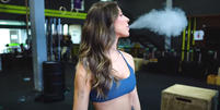 Modelo usa vaporizador em vídeo que viralizou nas redes sociais  Foto: Reprodução/ YouTube/IZHealth / BBC News Brasil