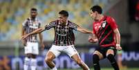 Foto: Marcelo Gonçalves/Fluminense - Legenda: Facundo Bernal em ação com a camisa do Fluminense diante do Athletico-PR / Jogada10