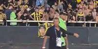 Torcedor do Peñarol faz gesto racista –  Foto: Reprodução / Jogada10