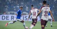  Foto: Gustavo Aleixo/Cruzeiro - Legenda: Matheus Pereira tenta a finalização durante o empate em 1 a 1 do Cruzeiro com o Lanús / Jogada10