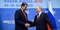 Maduro e Putin se cumprimentam em Kazan, na Rússia: relações da Venezuela com o Brasil, que barrou entrada do vizinho no Brics, não andam tão amistosas  Foto: DW / Deutsche Welle