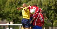 Cruzamentos e bolas aéreas no futebol fazem com que as batidas de crânio sejam frequentes  Foto: Getty Images / BBC News Brasil